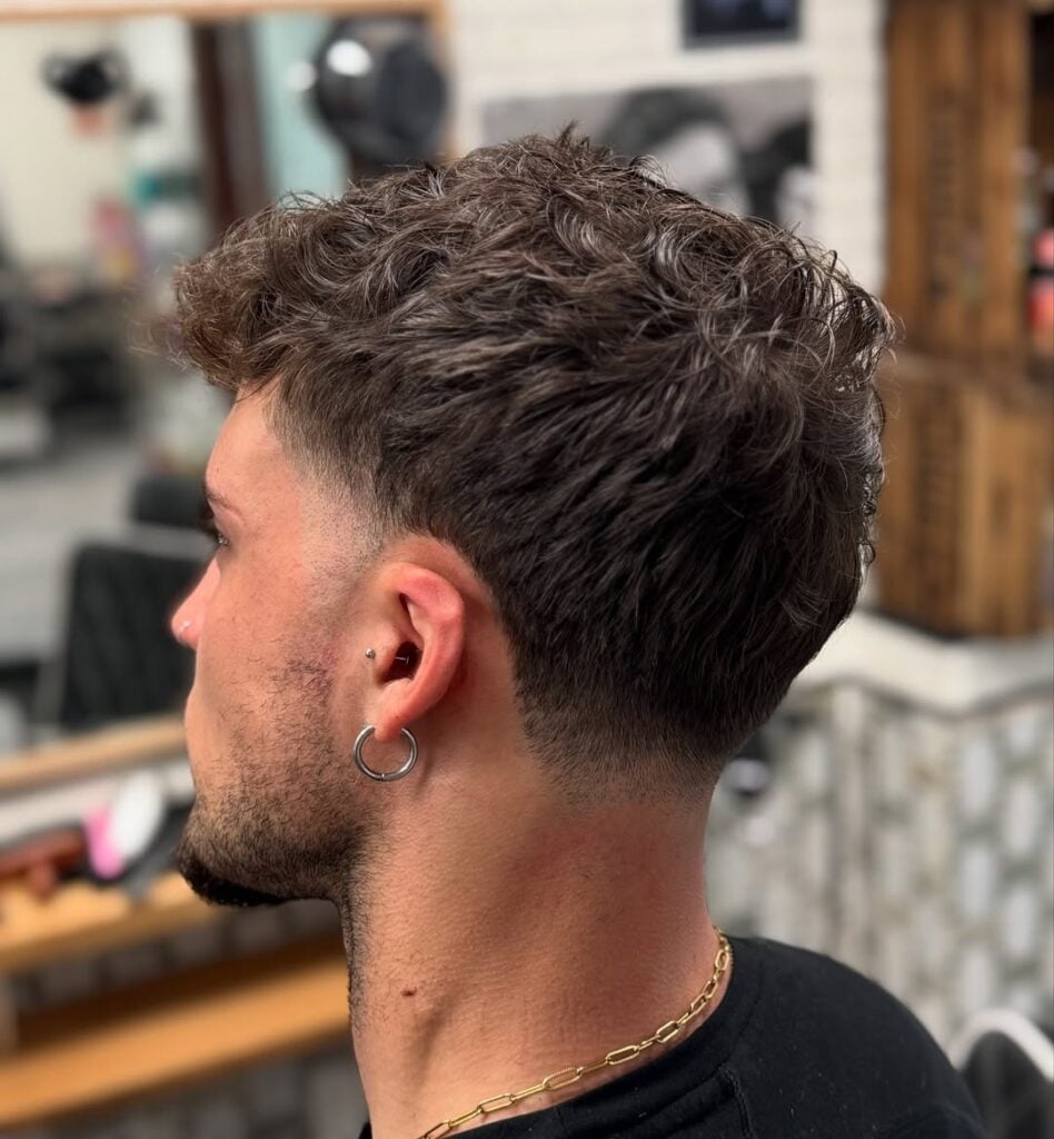 High) e Como Adaptar; Corte Americano para Cabelos Cacheados e Crespos: Estilos e Cuidados; Riscos e Desenhos no Corte Americano: Dicas para Personalizar seu Visual; Corte Americano vs. Outros Fades: Entenda as Diferenças e Escolha o Melhor