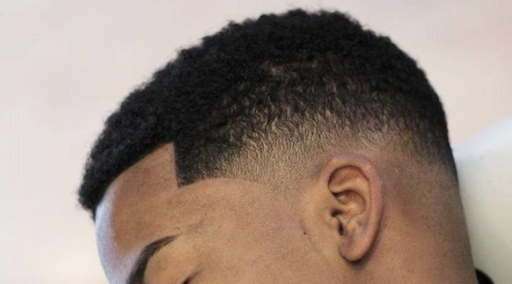 High) e Como Adaptar; Corte Americano para Cabelos Cacheados e Crespos: Estilos e Cuidados; Riscos e Desenhos no Corte Americano: Dicas para Personalizar seu Visual; Corte Americano vs. Outros Fades: Entenda as Diferenças e Escolha o Melhor