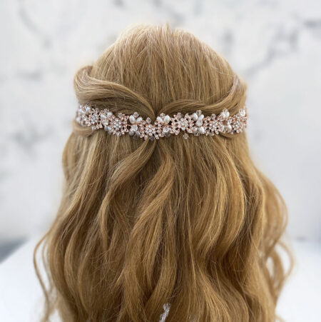 Laços e Flores: As Tendências de Acessórios de Cabelo de Noiva que Você Precisa Conhecer