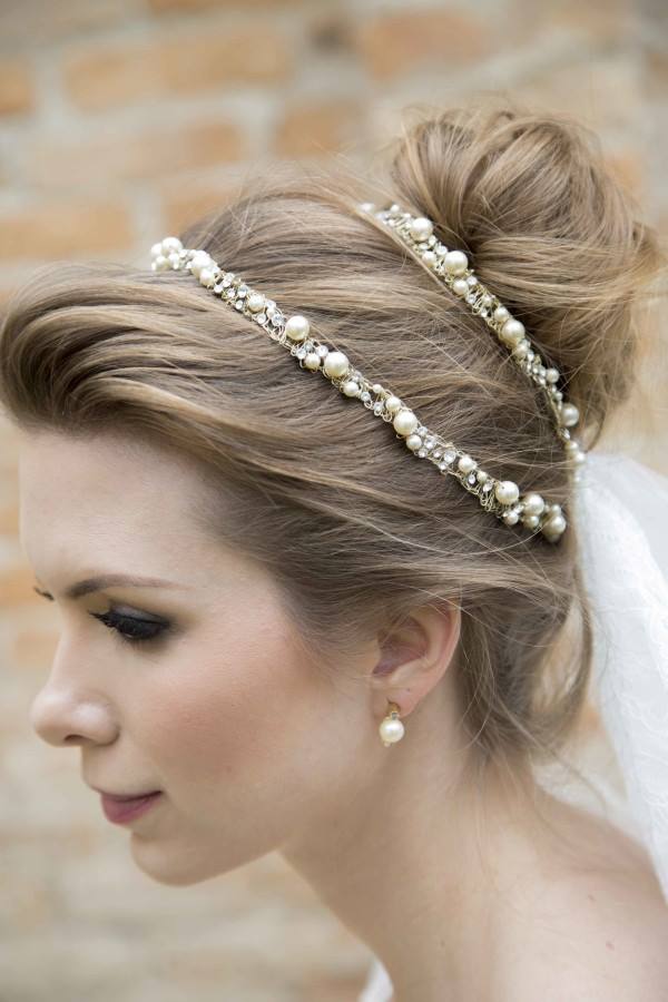 Laços e Flores: As Tendências de Acessórios de Cabelo de Noiva que Você Precisa Conhecer