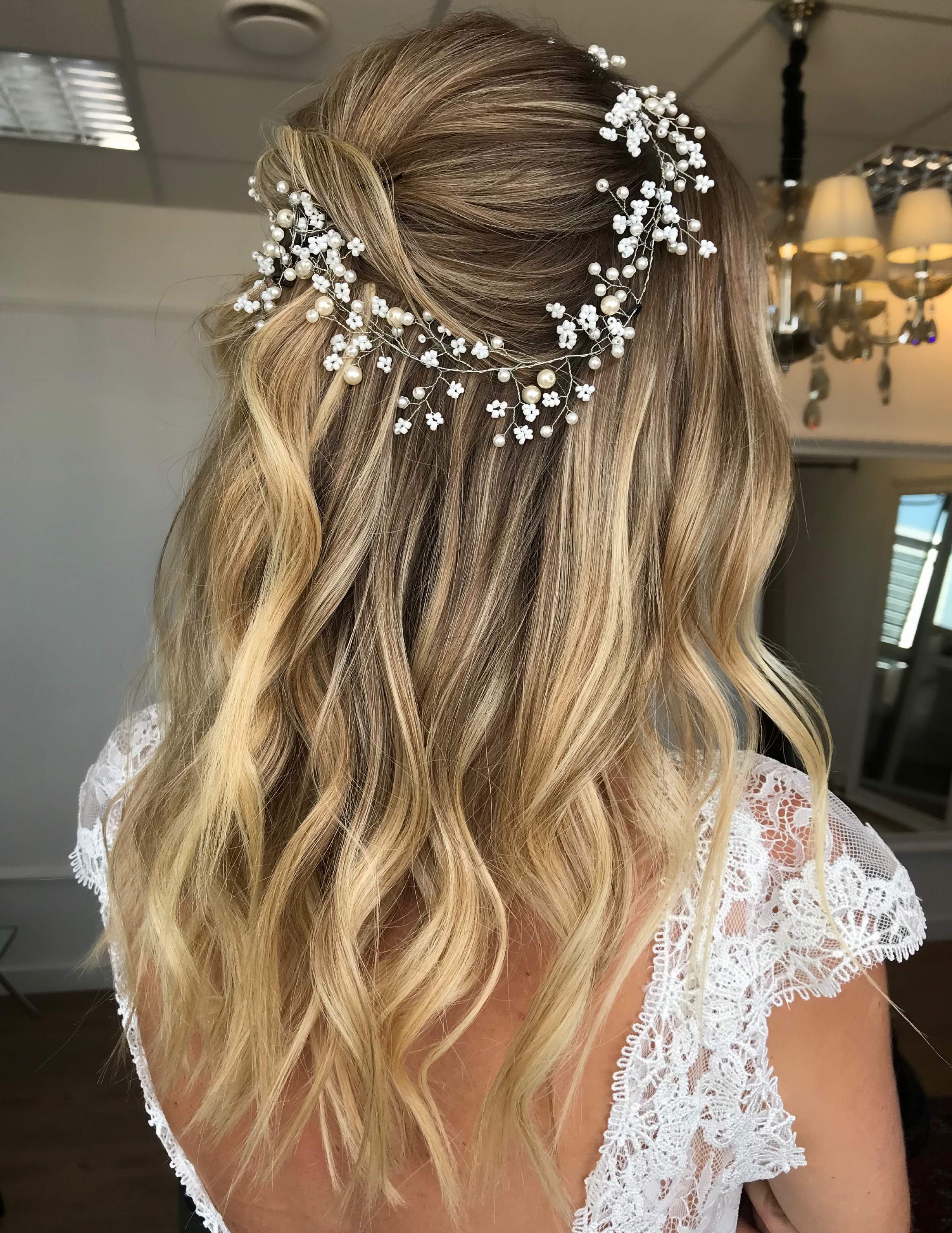 Laços e Flores: As Tendências de Acessórios de Cabelo de Noiva que Você Precisa Conhecer