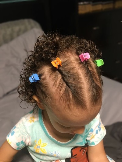 faixa de meia de seda versus presilha para bebê