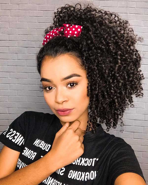 Benefícios da touca de cetim para o 'day after' dos cachos