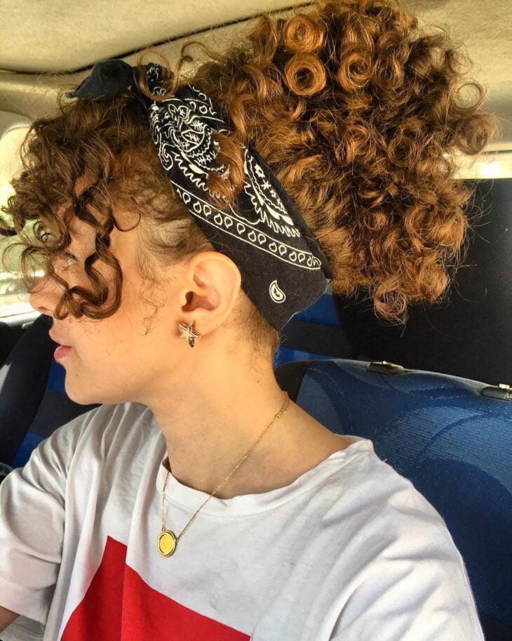 Benefícios da touca de cetim para o 'day after' dos cachos