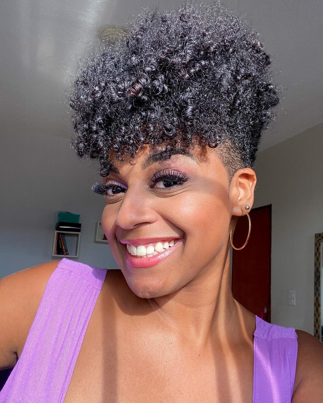 Brincos ideais para realçar seu corte de cabelo cacheado curto