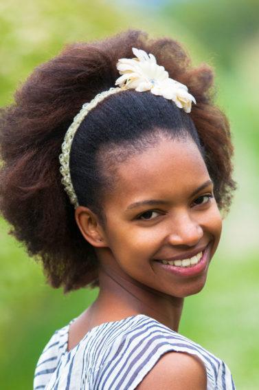 Penteados rápidos para cabelo cacheado curto com acessórios