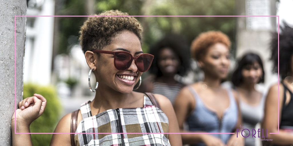 Benefícios da touca de cetim para o 'day after' dos cachos