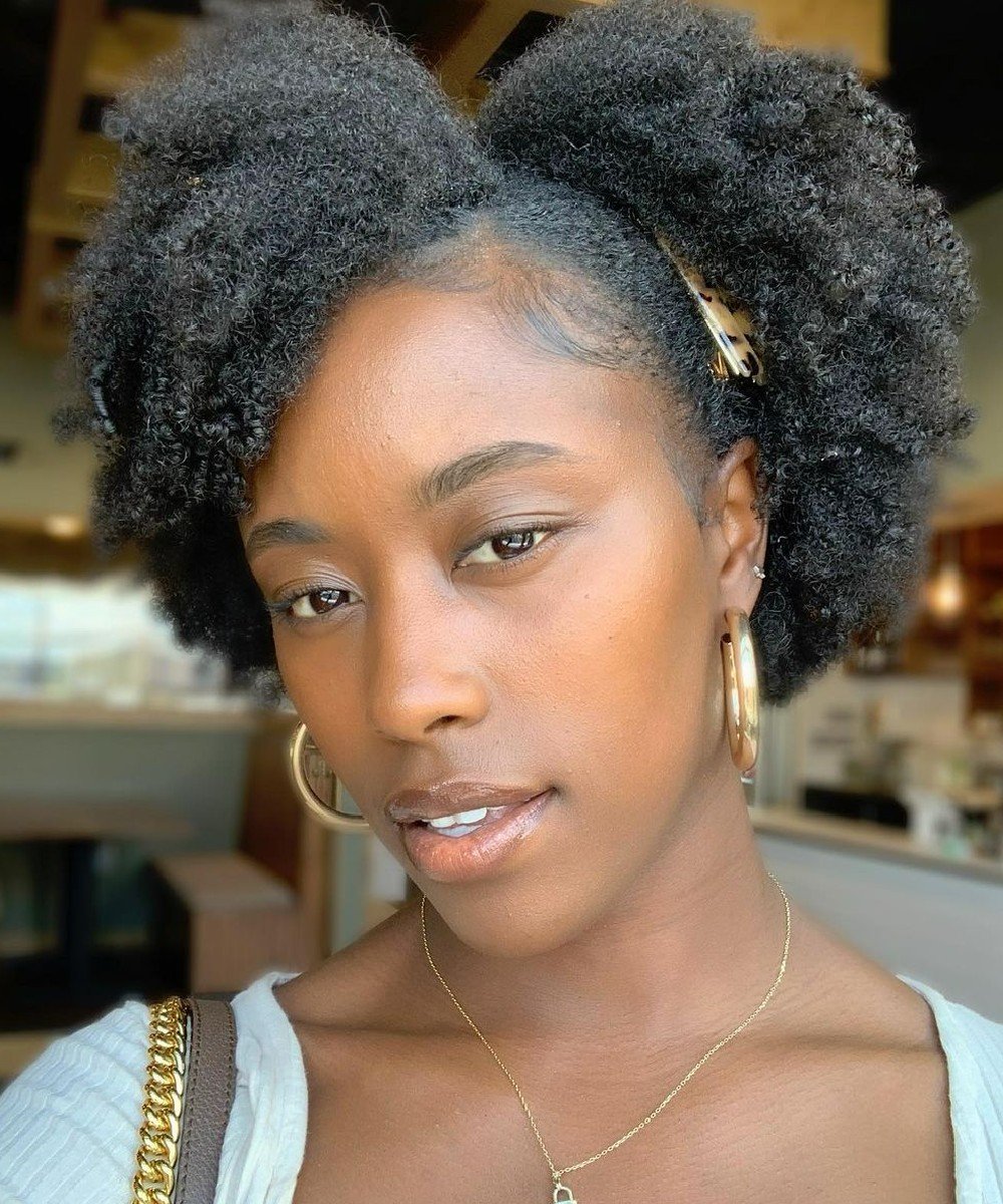 Brincos ideais para realçar seu corte de cabelo cacheado curto