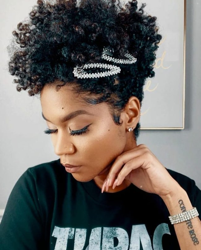 Penteados rápidos para cabelo cacheado curto com acessórios