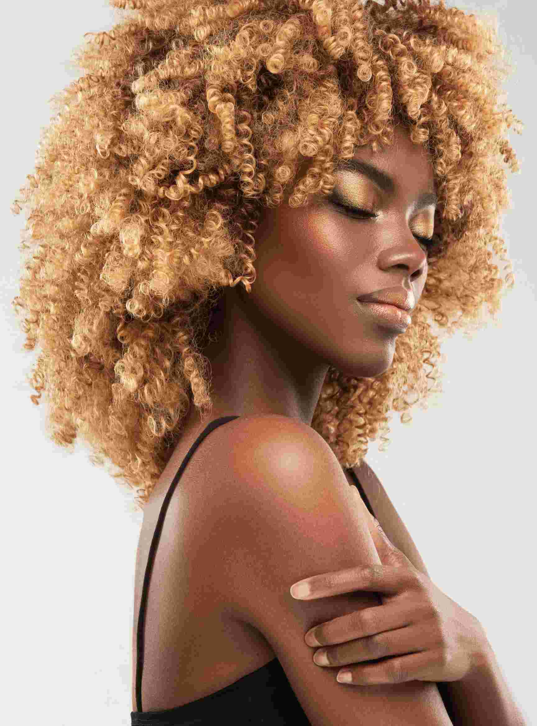 Biofibras ou Cabelo Humano: Qual a Melhor Escolha para Extensões Cacheadas Naturais?