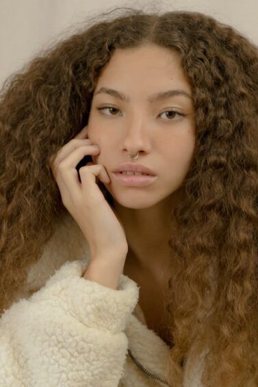 Manutenção do Mega Hair Cacheado: Dicas Essenciais para Fios Saudáveis e Naturais