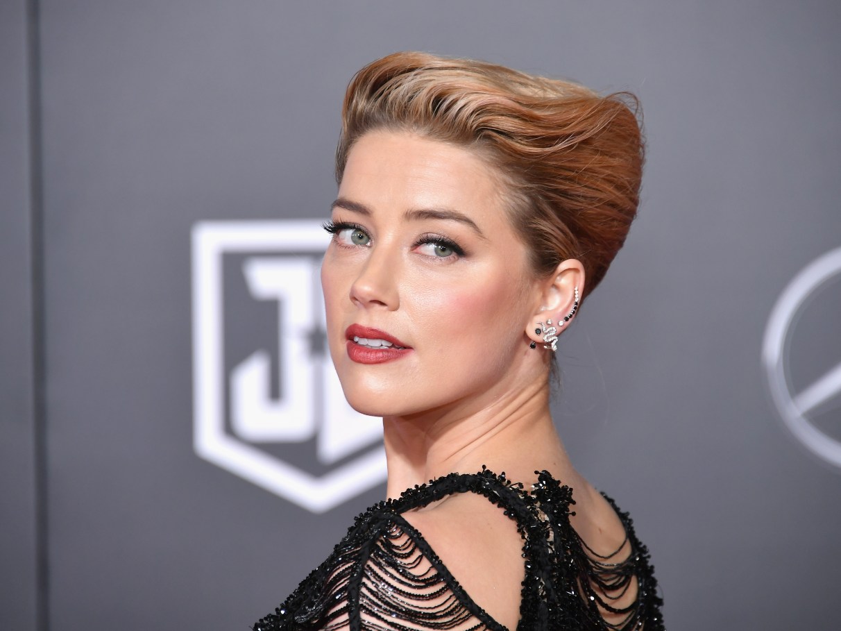 Recrie o look: Passo a passo do cabelo loiro messy waves da Amber Heard