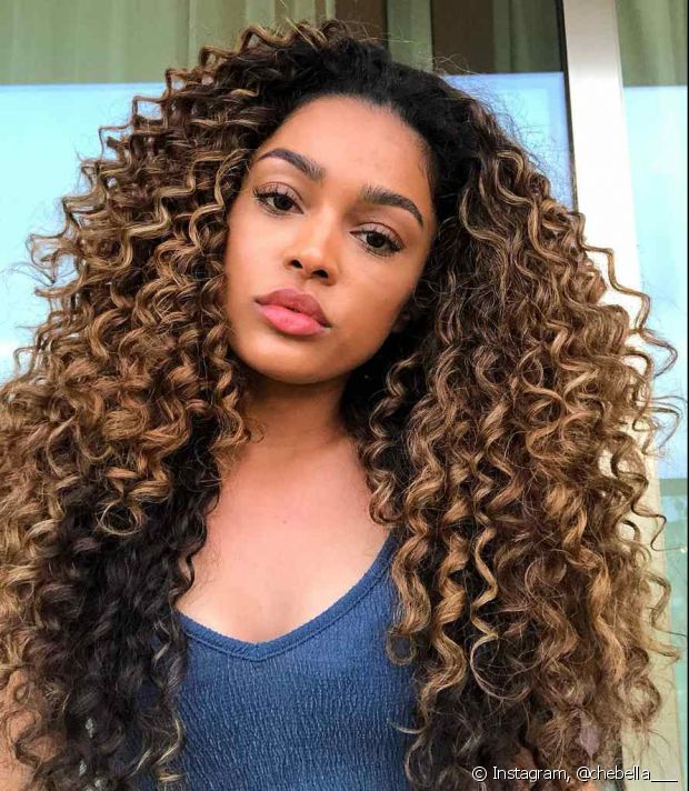 Cabelo Humano vs. Biofibra: Qual o Melhor Aplique Cacheado para Você?