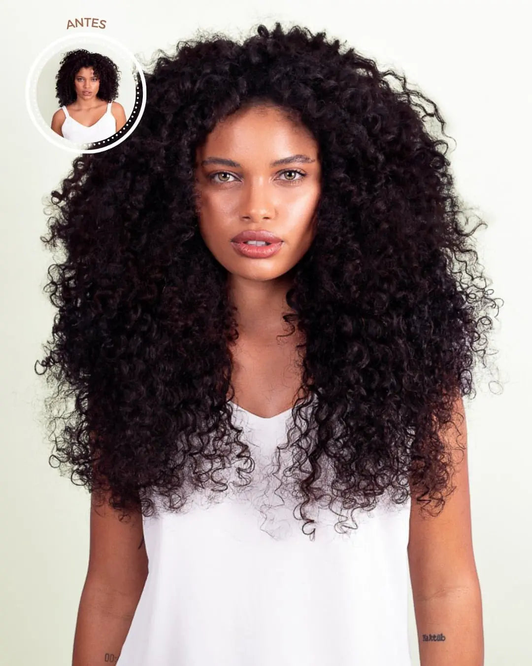 Cabelo Humano vs. Biofibra: Qual o Melhor Aplique Cacheado para Você?