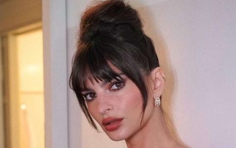 5 ideias de títulos:
1. O Legado dos Penteados de Audrey Hepburn: Um Guia Completo
2. Do Pixie ao Coque: Recriando os Looks Icônicos de Audrey Hepburn
3. Audrey Hepburn: Ícone de Estilo e Seus Penteados Atemporais
4. Como Conseguir o Famoso Coque de 