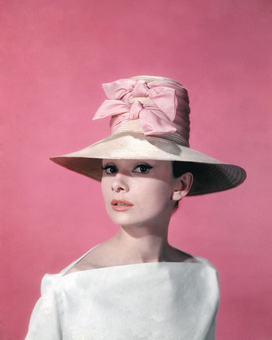 5 ideias de títulos:
1. O Legado dos Penteados de Audrey Hepburn: Um Guia Completo
2. Do Pixie ao Coque: Recriando os Looks Icônicos de Audrey Hepburn
3. Audrey Hepburn: Ícone de Estilo e Seus Penteados Atemporais
4. Como Conseguir o Famoso Coque de 