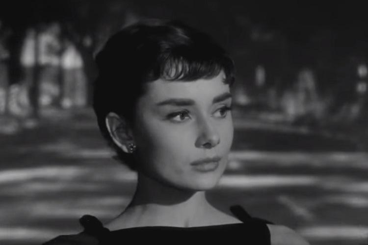 5 ideias de títulos:
1. O Legado dos Penteados de Audrey Hepburn: Um Guia Completo
2. Do Pixie ao Coque: Recriando os Looks Icônicos de Audrey Hepburn
3. Audrey Hepburn: Ícone de Estilo e Seus Penteados Atemporais
4. Como Conseguir o Famoso Coque de 