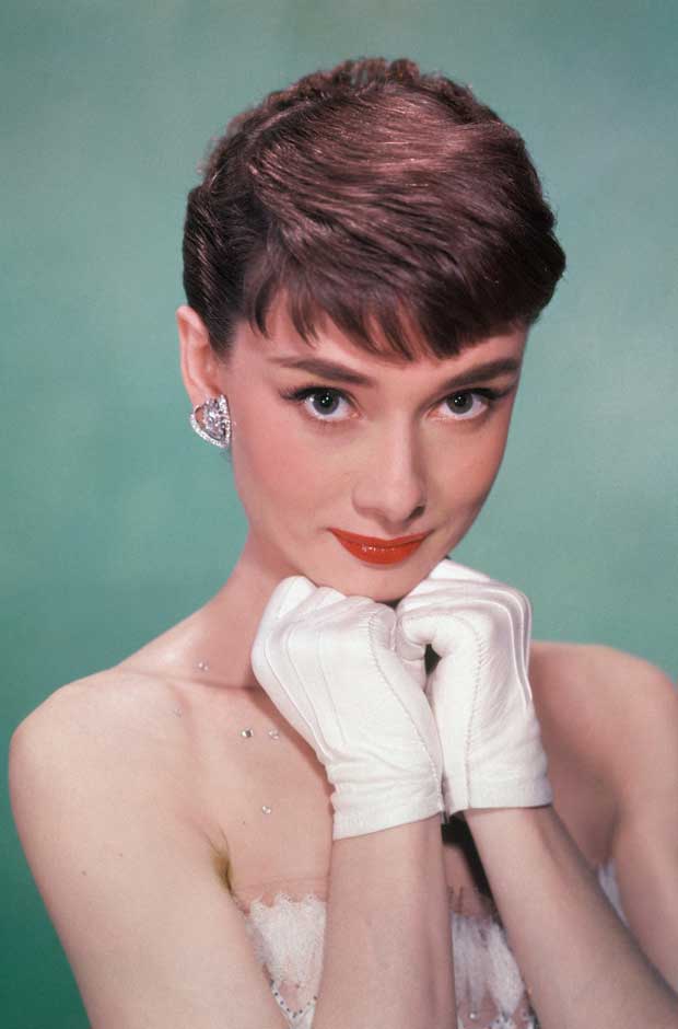 5 ideias de títulos:
1. O Legado dos Penteados de Audrey Hepburn: Um Guia Completo
2. Do Pixie ao Coque: Recriando os Looks Icônicos de Audrey Hepburn
3. Audrey Hepburn: Ícone de Estilo e Seus Penteados Atemporais
4. Como Conseguir o Famoso Coque de 