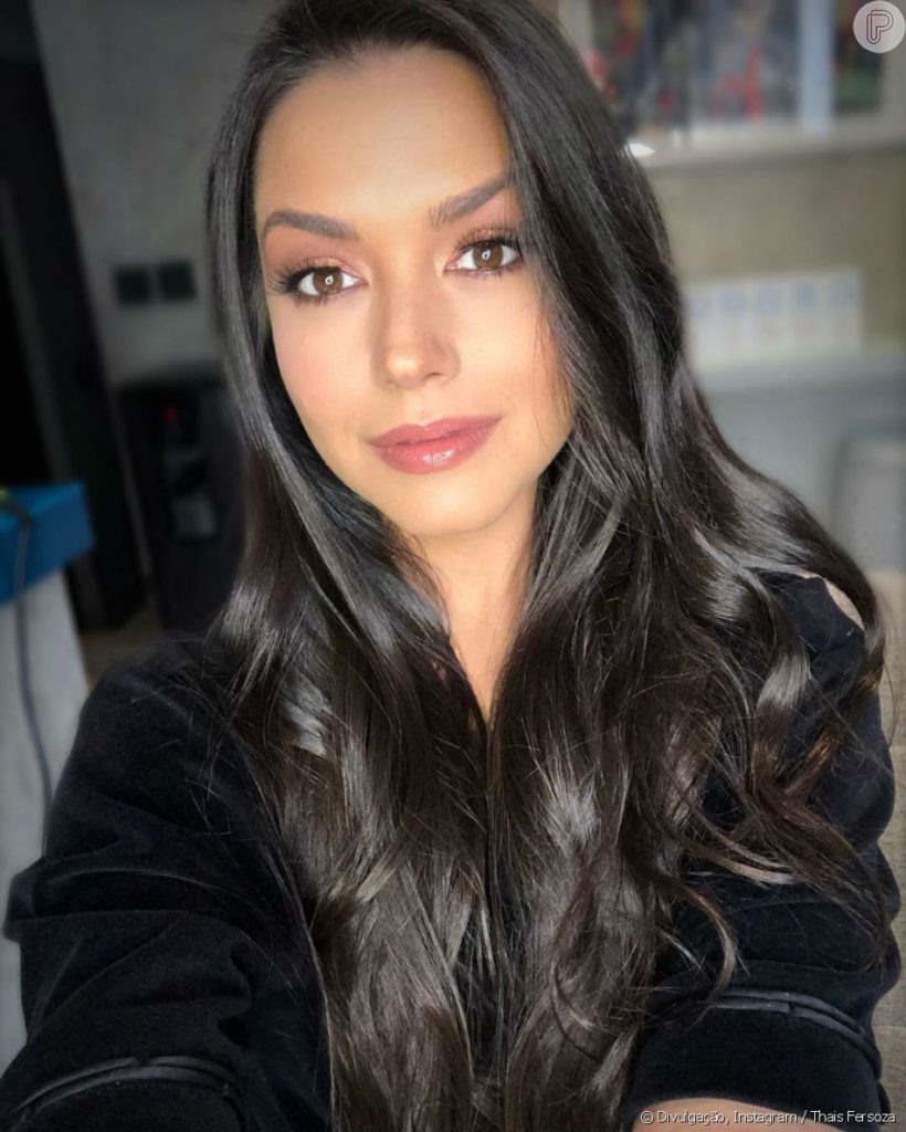 5 ideias de títulos:
1. Banho de Brilho Caseiro para Cabelos Pretos: Receitas Naturais e Eficazes
2. Como Revitalizar o Cabelo Preto: Guia Completo de Banho de Brilho
3. Cabelos Escuros Radiantes: Descubra o Poder do Banho de Brilho
4. Banho de Brilho com Tinta vs. Sem Química: Qual a Melhor Opção para Você?
5. Dicas de Manutenção para Cabelo Preto: Intensificando o Brilho Pós-Banho