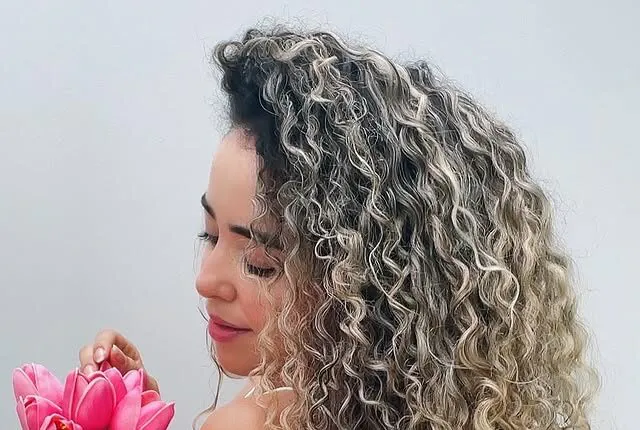 O guia completo do botox capilar para cacheadas: benefícios e riscos