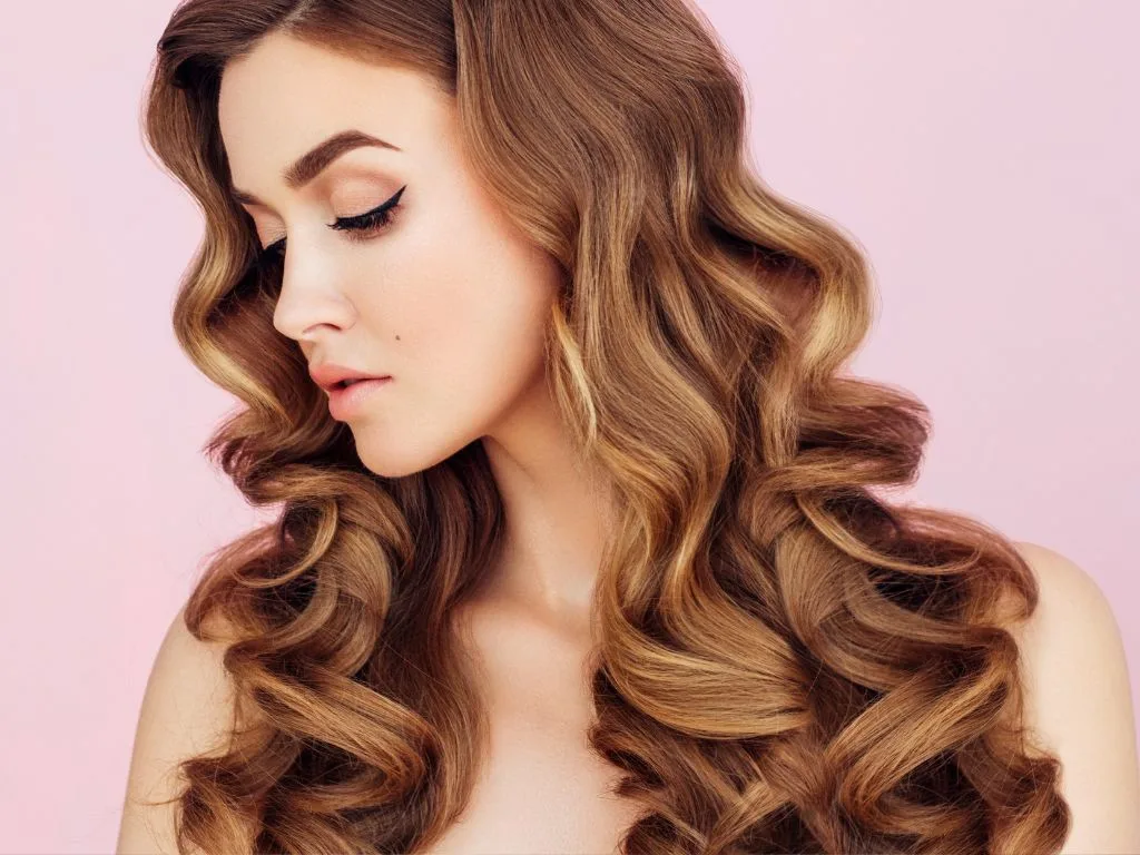 Penteados presos vs. soltos: qual o melhor para sua festa de 15 anos?