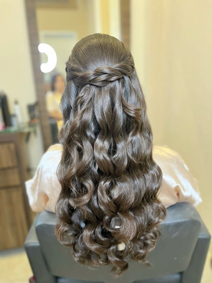Como escolher o penteado ideal para seu tipo de cabelo nos 15 anos