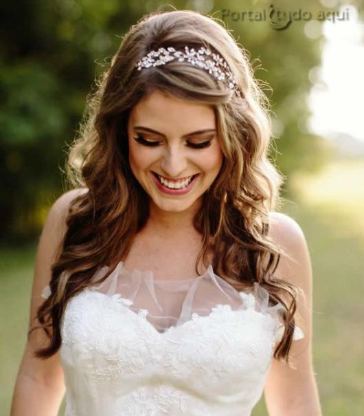 Penteados presos vs. soltos: qual o melhor para sua festa de 15 anos?