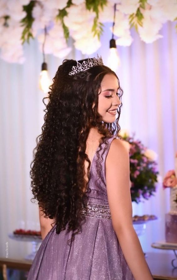 Como escolher o penteado ideal para seu tipo de cabelo nos 15 anos