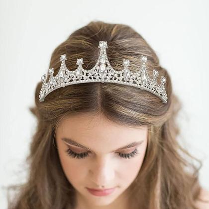 Tendências de Cores e Pedrarias em Coroas para Debutantes em 2024