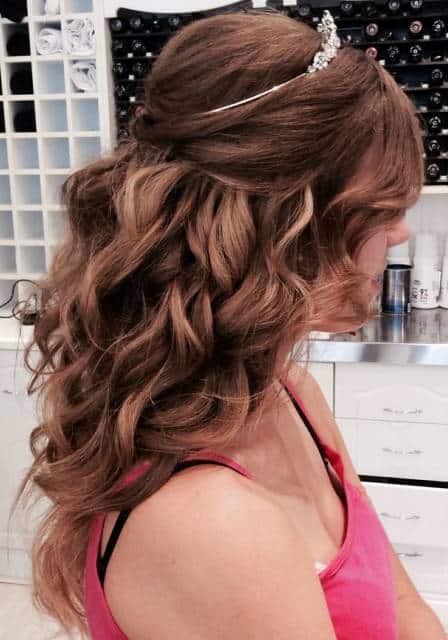 Inspirações de Penteados Semipresos com Coroa para um Look Romântico de 15 Anos