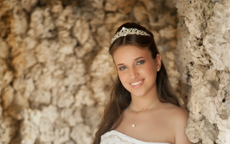 Penteados com Coroa para Cabelos Cacheados: Valorizando a Beleza Natural nos 15 Anos