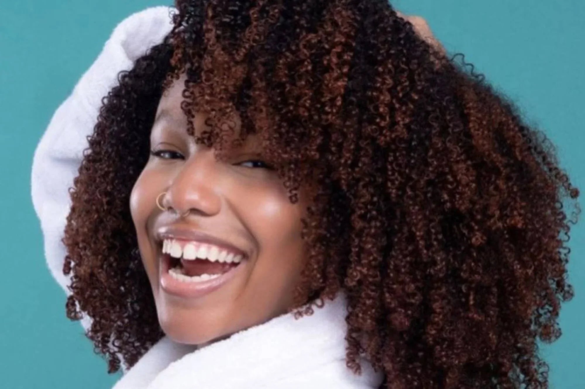 Desvendando a Fitagem: O Segredo para Cachos 4A Definidos e Sem Frizz