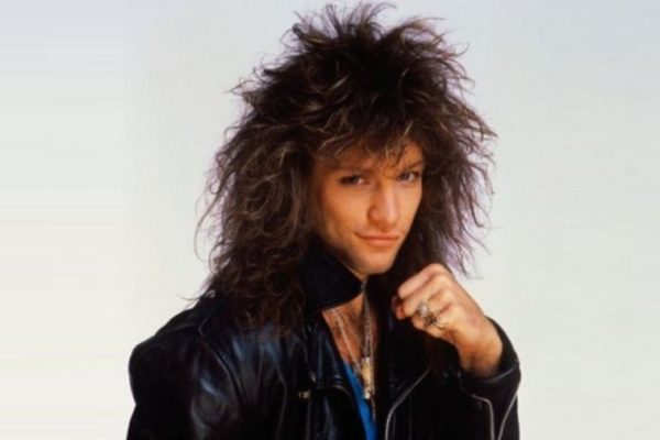 Topete Masculino: Do Rockabilly aos Anos 80 e a Tendência Atual