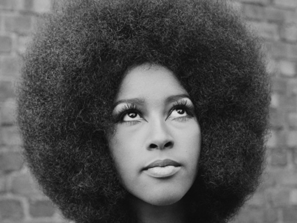 Estilos e Penteados Icônicos para Cabelos Crespos: Do Black Power ao Tapered Cut