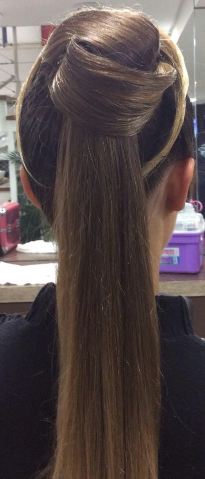 Maquiagem Retrô: Delineado Gatinho Perfeito para Combinar com seu Rabo de Cavalo Anos 60