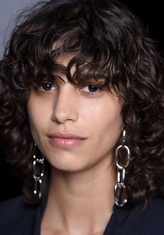 cabelo anos 70 feminino cacheado