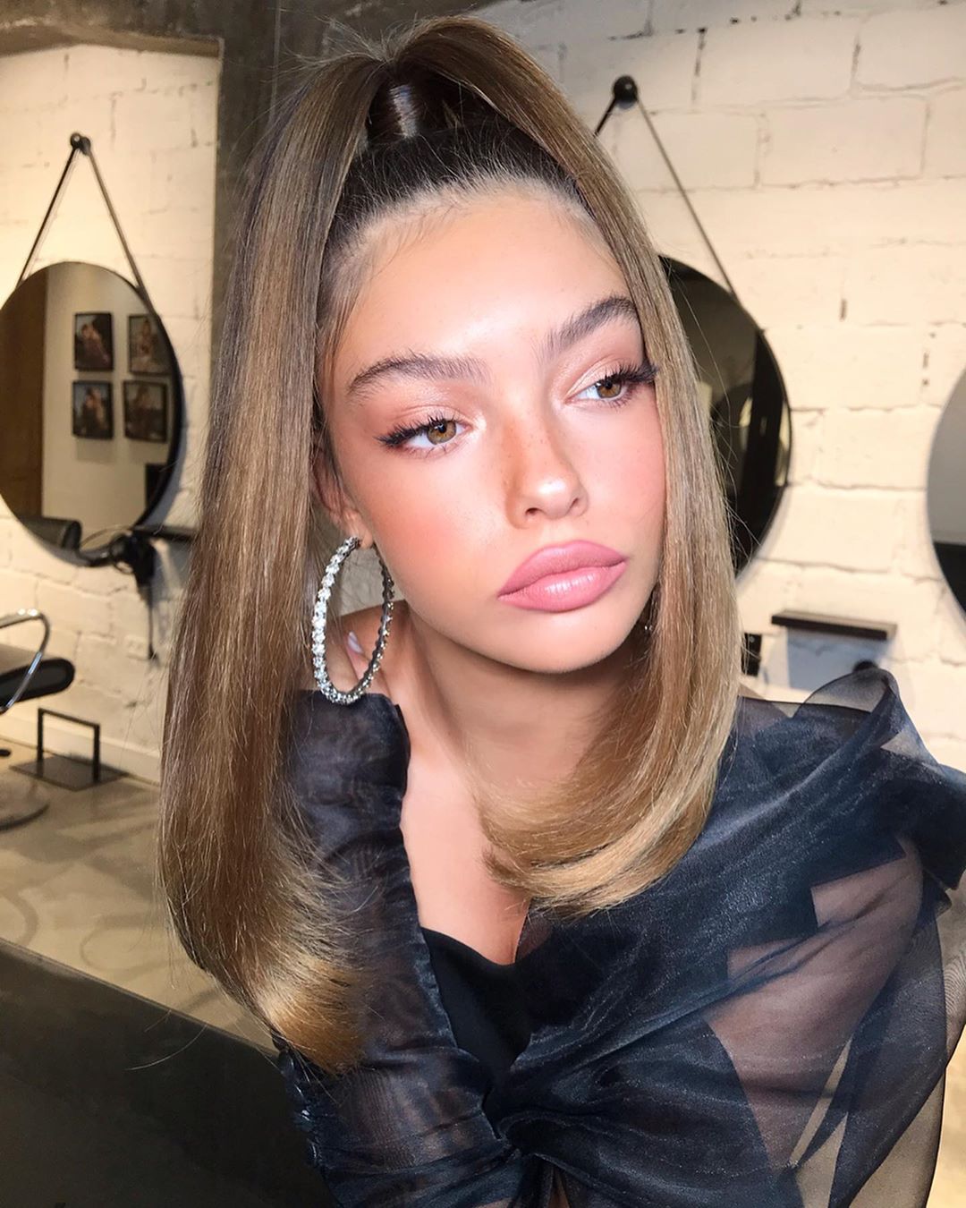 Acessórios Essenciais para um Penteado Anos 80 Autêntico