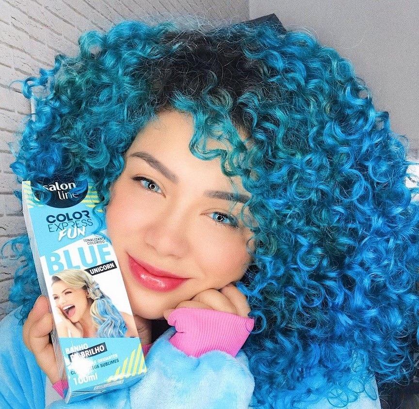 cabelo azul cacheado