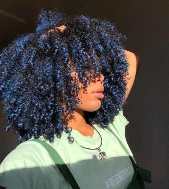 cabelo azul cacheado