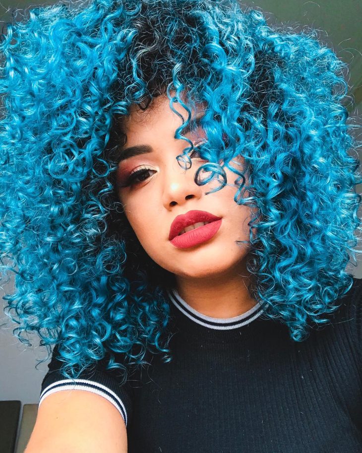 Guia Completo: Como Descolorir Cabelo Cacheado para Pintar de Azul