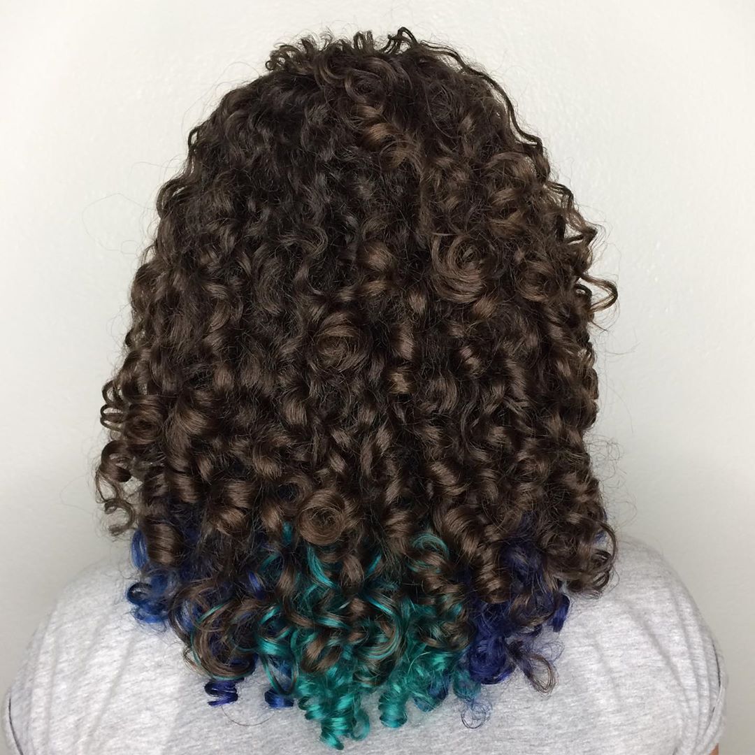 Azul Turquesa ou Azul Royal: Qual Tom Escolher para Seus Cachos?