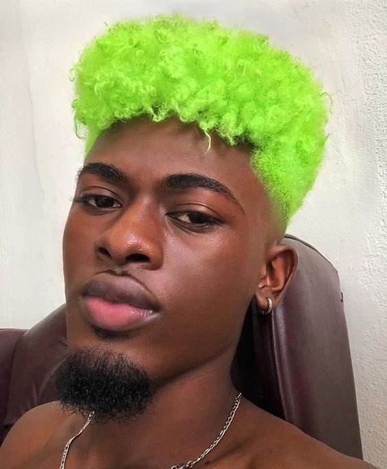 Cronograma Capilar Essencial para Manter o Cabelo Azul Cacheado Vibrante