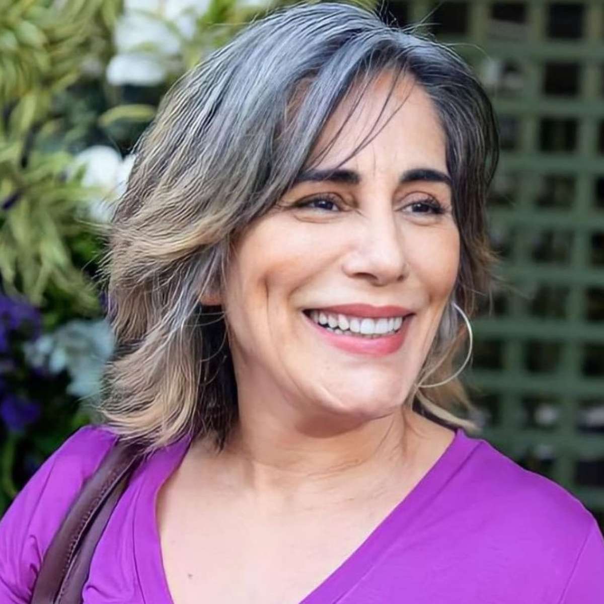 cabelo branco feminino 50 anos