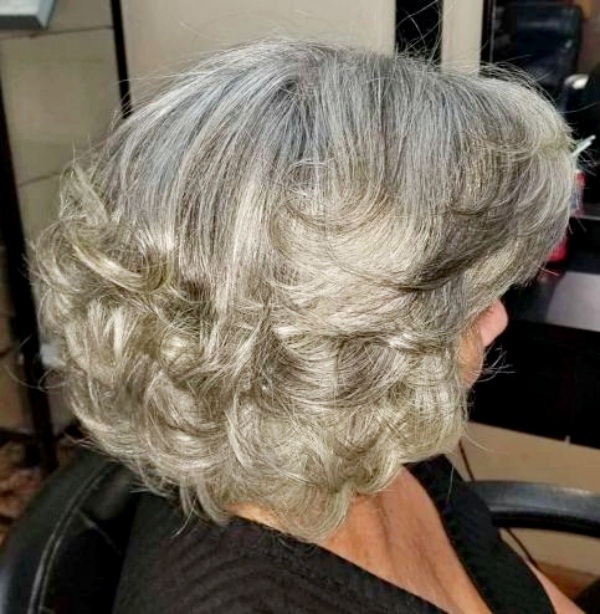 Hidratação profunda para cabelos grisalhos: produtos essenciais