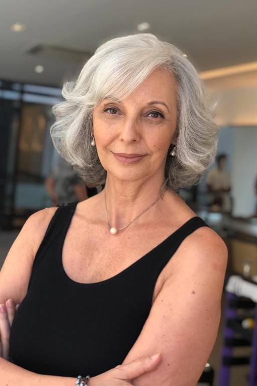 Os melhores cortes de cabelo curto para mulheres 50+ com fios brancos