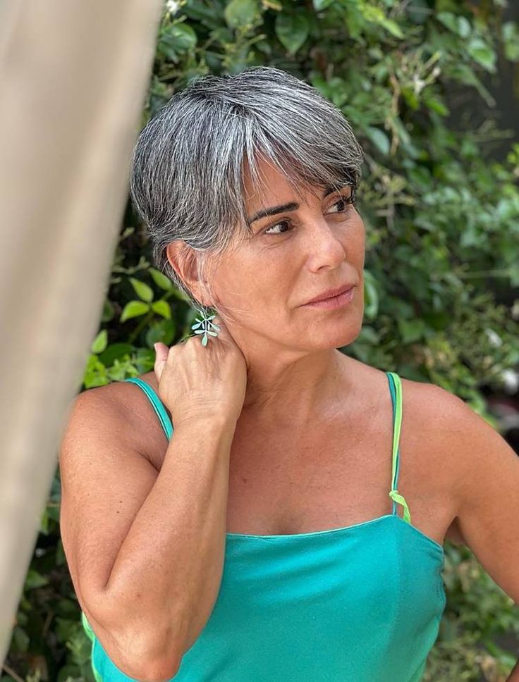 cabelo branco feminino 50 anos