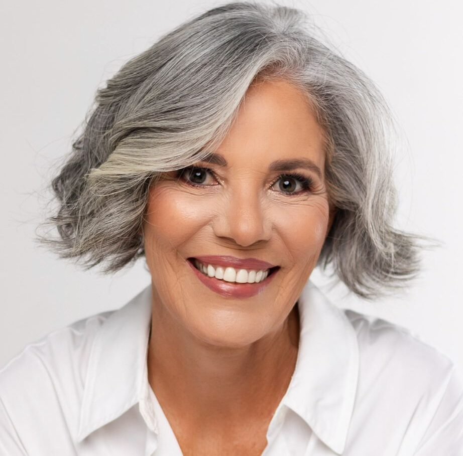 Os melhores cortes de cabelo curto para mulheres 50+ com fios brancos