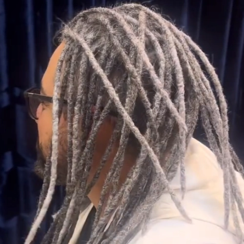 dreads brancos com pontas coloridas