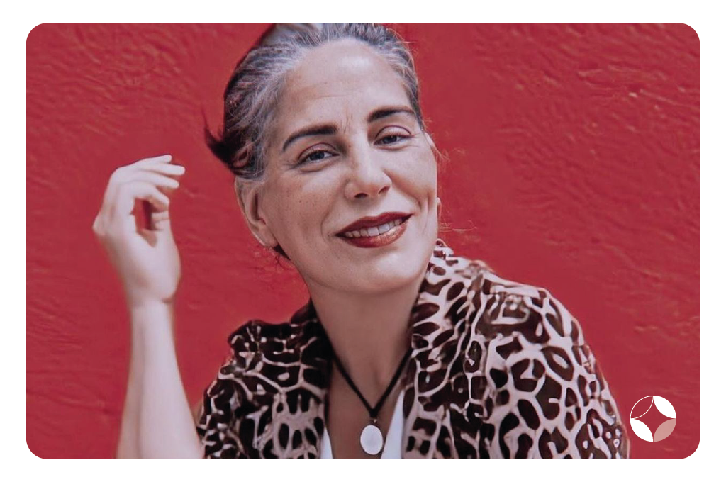 Morena Iluminada Platinada: A Tendência para Disfarçar Cabelos Brancos com Estilo