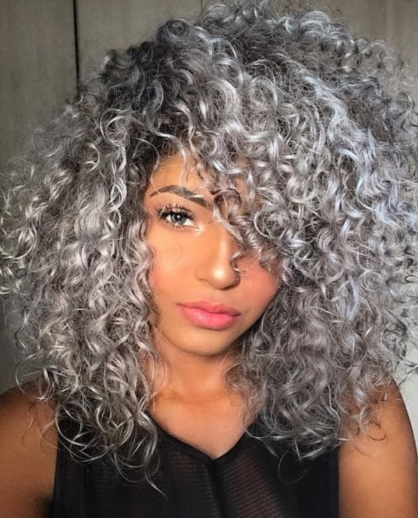 Morena Iluminada Platinada: A Tendência para Disfarçar Cabelos Brancos com Estilo